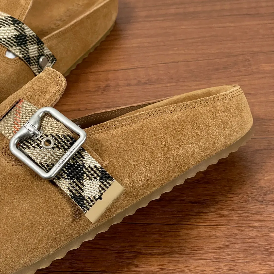 P360 Burberry's new men's checkered leather Urchin half-flop. Made of soft suede cowhide and calfskin, these half-flop sandals feature an adjustable B-shaped buckle strap and are decorated with the signature sand-colored Burberry check in jacquard worsted. The upper wraps around the midsole and is paired with a sole made of the same upper material with an embossed logo on the heel and a wavy rubber outsole embellished with the Burberry lettering. Fashionable and casual! Comes with full set of original packaging dust bag! Code number: 39-40-41-42-43-44 standard code (38/45 can be customized and returns and exchanges are not supported) No. 012